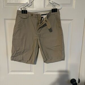 Men’s Vineyard Vines khaki clubhouse shorts sized 32. Very preppy!